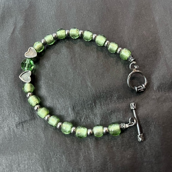Green Beaded Bracelet with Heart Accents - Picture 2 of 2